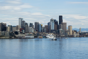 Fototapeta na wymiar Sailing away from Seattle