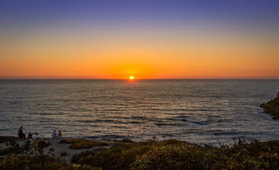 puesta de sol al caer