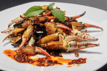 comida mexicana gourmet, cangrejo bañado en salsa de chile de arbol