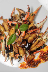 comida mexicana gourmet, cangrejo bañado en salsa de chile de arbol