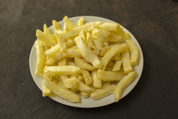 papas fritas en plato 
