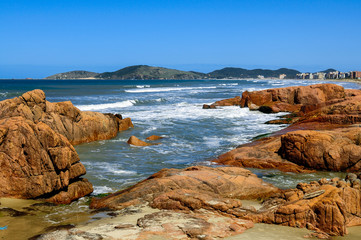 beach of the Thick Sea, Laguna state of Santa Catarina, photo fair during the day, with sea and blue sky.