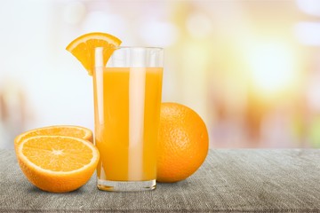 Orange juice and slices of orange