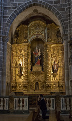 Fototapeta na wymiar Retable baroque à l'église Saint-Fraçois d'Évora, Alentejo, Portugal