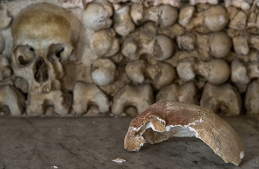 Ossements dans l'église du Carmo à Faro, Algarve, Portugal