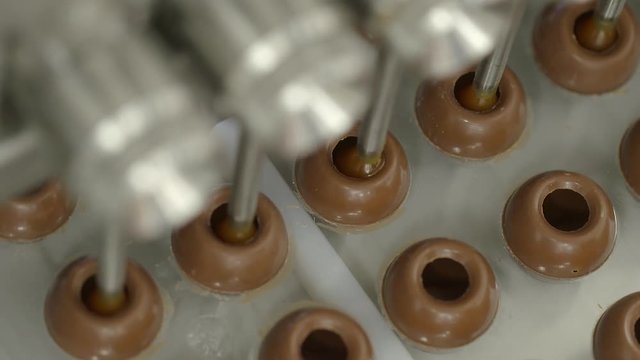 Filling chocolate pearls