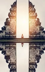 Papier Peint photo autocollant Bali Femme assise sur la porte du Temple , Bali, Indonésie. Calme, détente, concept de réinitialisation d& 39 esprit.