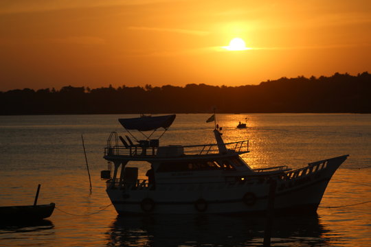 P&ocirc;r-do-sol na cidade balne&aacute;ria de Sao Jos&eacute; de Ribamar, regi&atilde;o metropolitana de S&atilde;o Luis-Ma