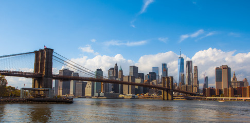Fototapeta na wymiar New York autumn skyline from Brookline side with view on the Brooklyn bridge.