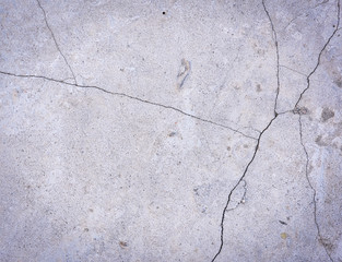 Obraz premium Fragment of a gray cement wall with cracks