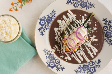 chile relleno con crema y queso