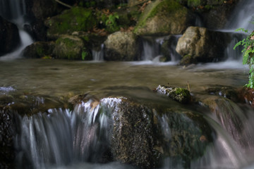 ruscello che scorre piano e silenzioso