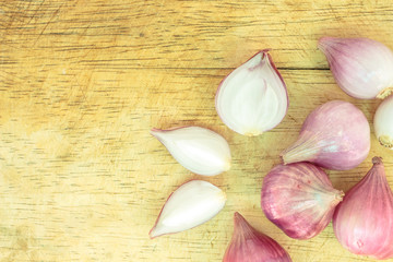 red onion sliced on wooden cutting board © angintaravichian
