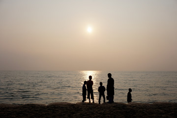 Fototapeta premium peaple are looking the sea when sunrise