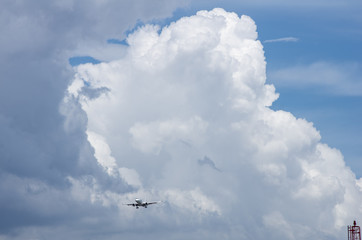Fototapeta na wymiar 積乱雲と飛行機