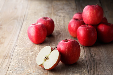 沢山の真っ赤なりんご