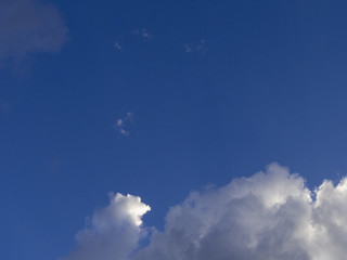 Nubes en cielo azul antes de la tempestad