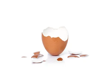 Zelfklevend Fotobehang egg shell broken crack food on white background © angintaravichian