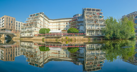 Das Seniorenwohnheim Leipzig-Plagwitz vom Wasser der weißen Elster aus fotografiert 