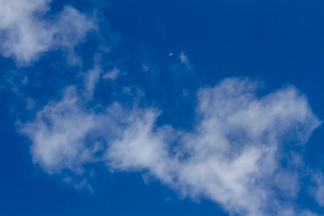 青いと白い雲