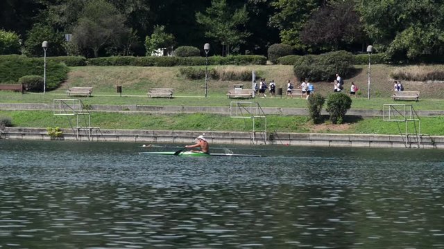 Atleti in riscaldamento sul bacino prima della competizione di canoa