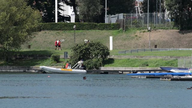 Atleti in riscaldamento sul bacino prima della competizione di canoa