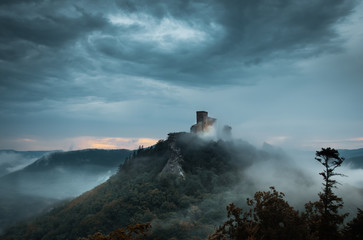 Trifels im Nebel