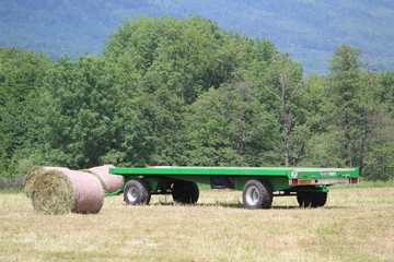 Ballots de paille &agrave; charger sur une remorque