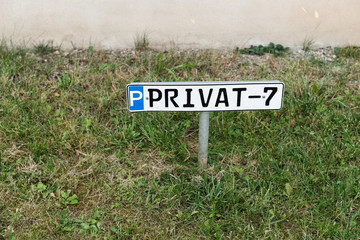 Schild Privatparkplatz Nummer 7
