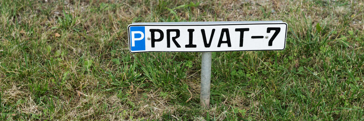 Schild Privatparkplatz Nummer 7