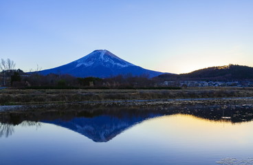 夕暮れの富士山、山梨県富士吉田市農村公園にて