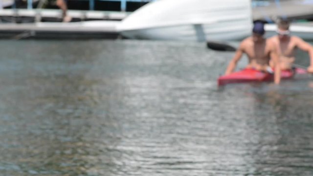 Atleti in riscaldamento sul bacino prima della competizione di canoa