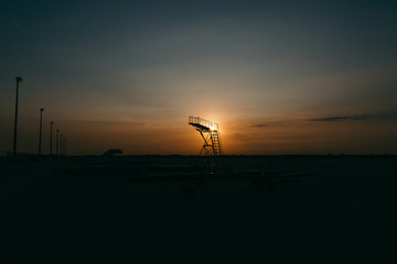 gangway auf einem leeren Rollfeld auf dem Flughafen zum Sonnenuntergang