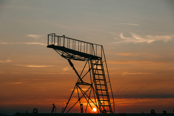 Leere Gangway auf einem Flughafen zum Sonnenuntergang