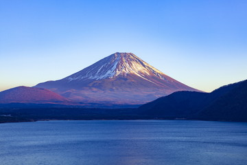 Fototapeta na wymiar 夕暮れの富士山、山梨県本栖湖にて