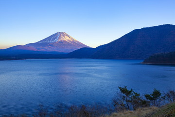 夕暮れの富士山、山梨県本栖湖にて