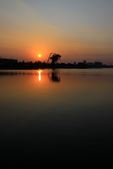 Fototapeta premium sunset on the water in a park