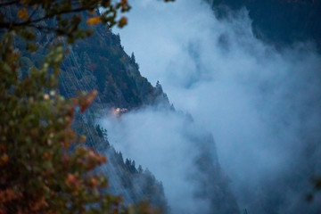 Zug, der durch den morgentlichen Nebel im Gebirge fährt