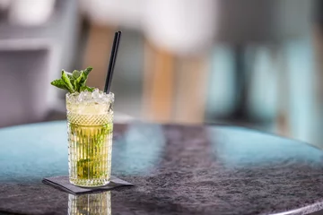 Crédence de cuisine en verre imprimé Cocktail Mojito summer alcoholic cocktail on table in restaurant