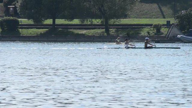 Atleti in riscaldamento sul bacino prima della competizione di canoa