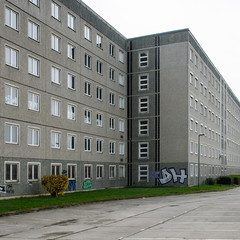 Seitenansicht eines Plattanbaus in Ost Berlin / Marzahn