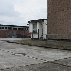 Einfahrt zu Industrieanlage / Kraftwerk