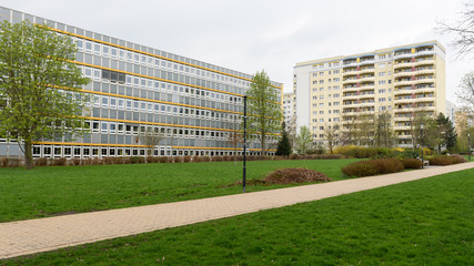 Weg durch Parkanlage vor Hochhaus / Plattenbau in Ost Berlin