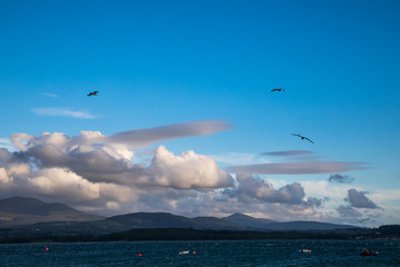 Wolken über der walisischen Küste