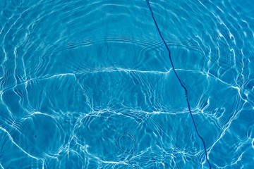 Wellenmuster im blauen Wasser als Hintergrund