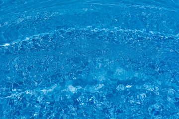 Wellen im Wasser im Schwimmbad im Sommer