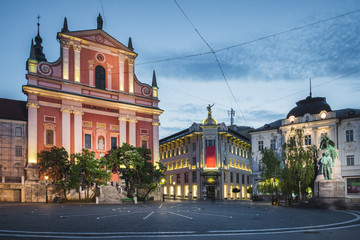 Fototapeta premium Kościół Zwiastowania na starym mieście w Lublanie, Słowenia