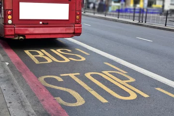 Crédence de cuisine en verre imprimé Bus rouge de Londres Le bus rouge à impériale fonctionne sur la route à Londres