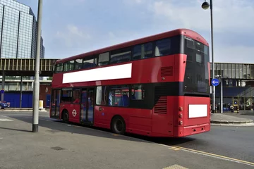 Rolgordijnen De rode dubbeldekkerbus rijdt op de weg in Londen © suman