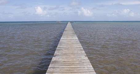 Obraz premium łódź na lagunie z pontonem w Polinezji Francuskiej